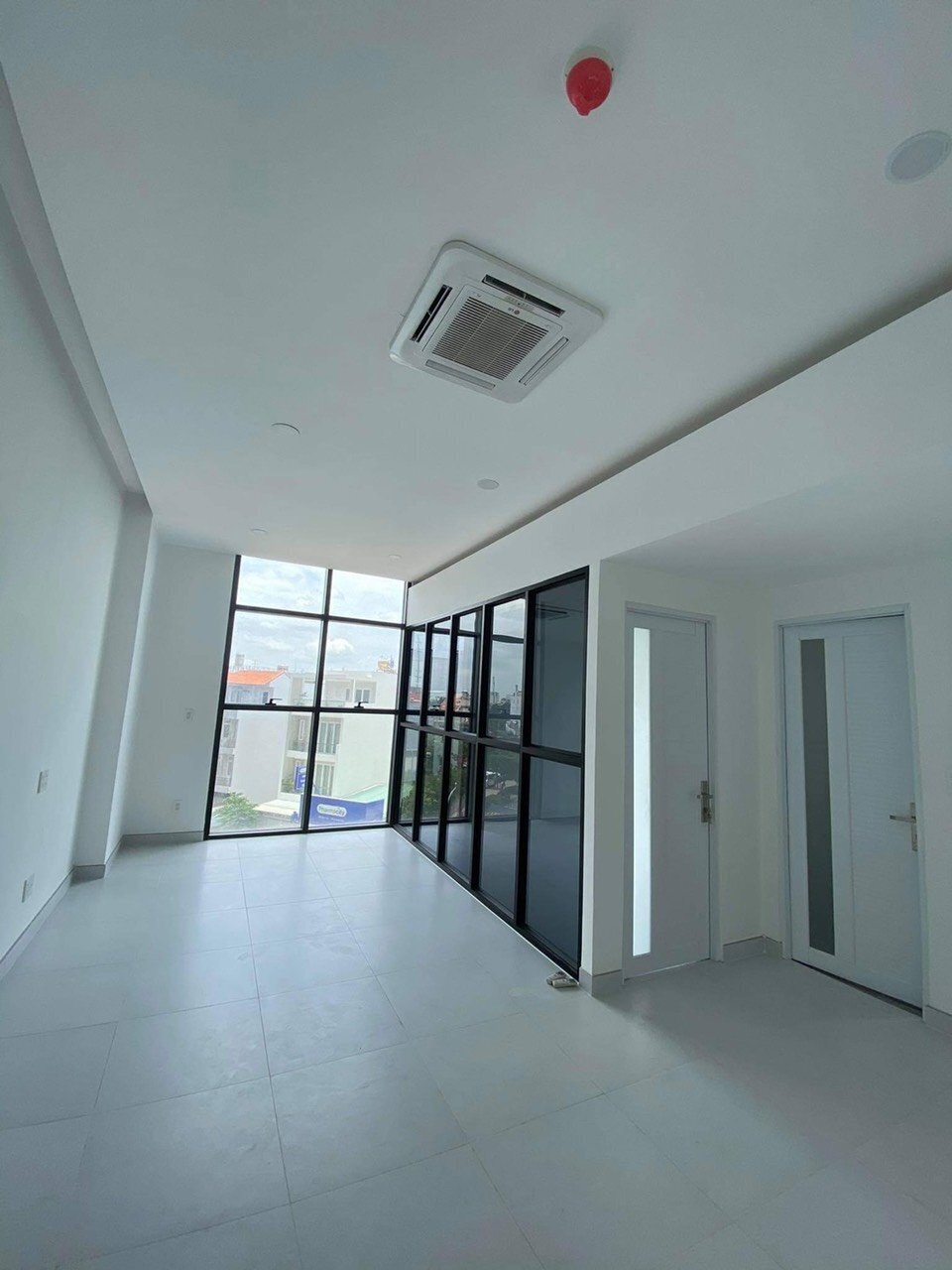 Officetel The Sun Avenue 12 triệu có ngăn phòng riêng căn góc rất đẹp