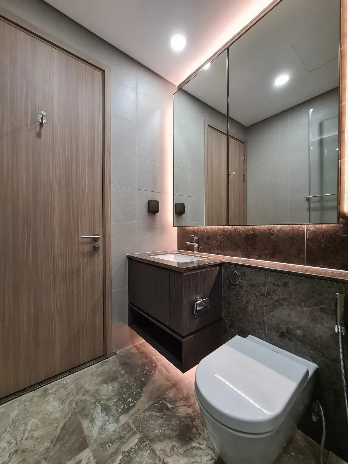 Cho thuê căn hộ 3PN 105m2 Nội Thất Cơ Bản The River Thủ Thiêm Quận 2