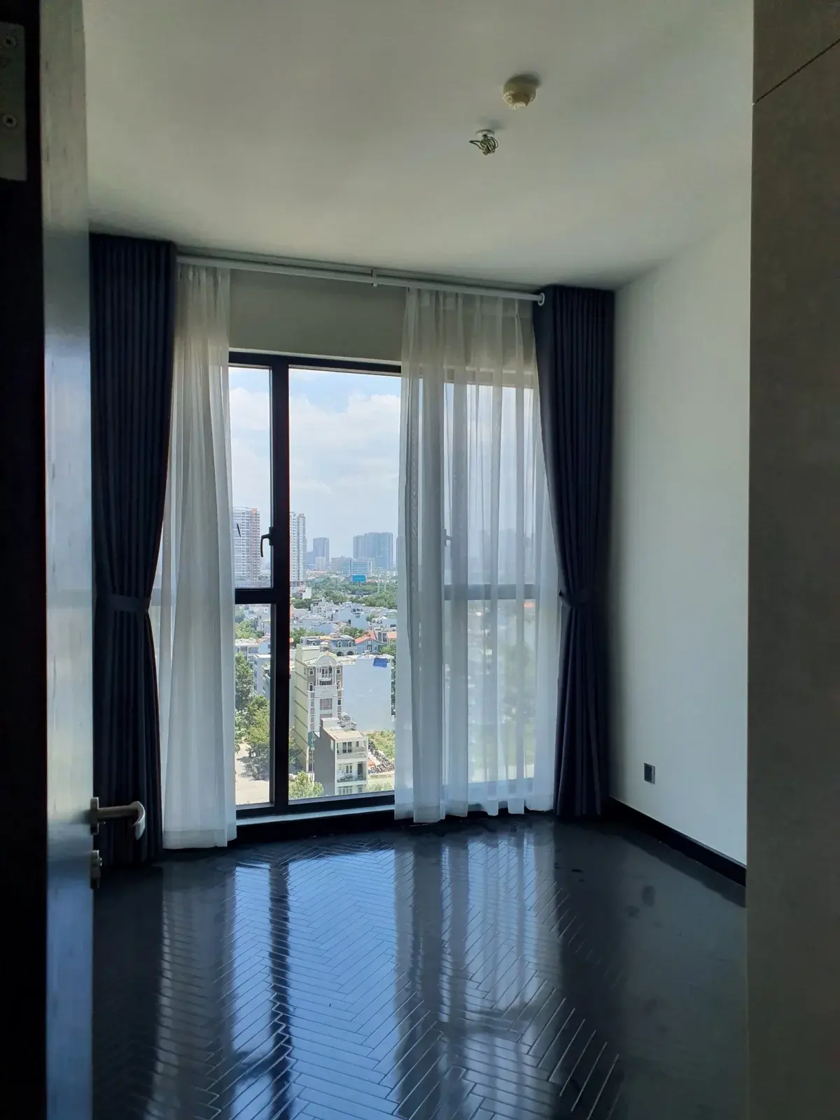 Bán căn hộ 3pn Feliz En Vista giá 8,5 tỷ tầng cao mát mẻ nhà cơ bản