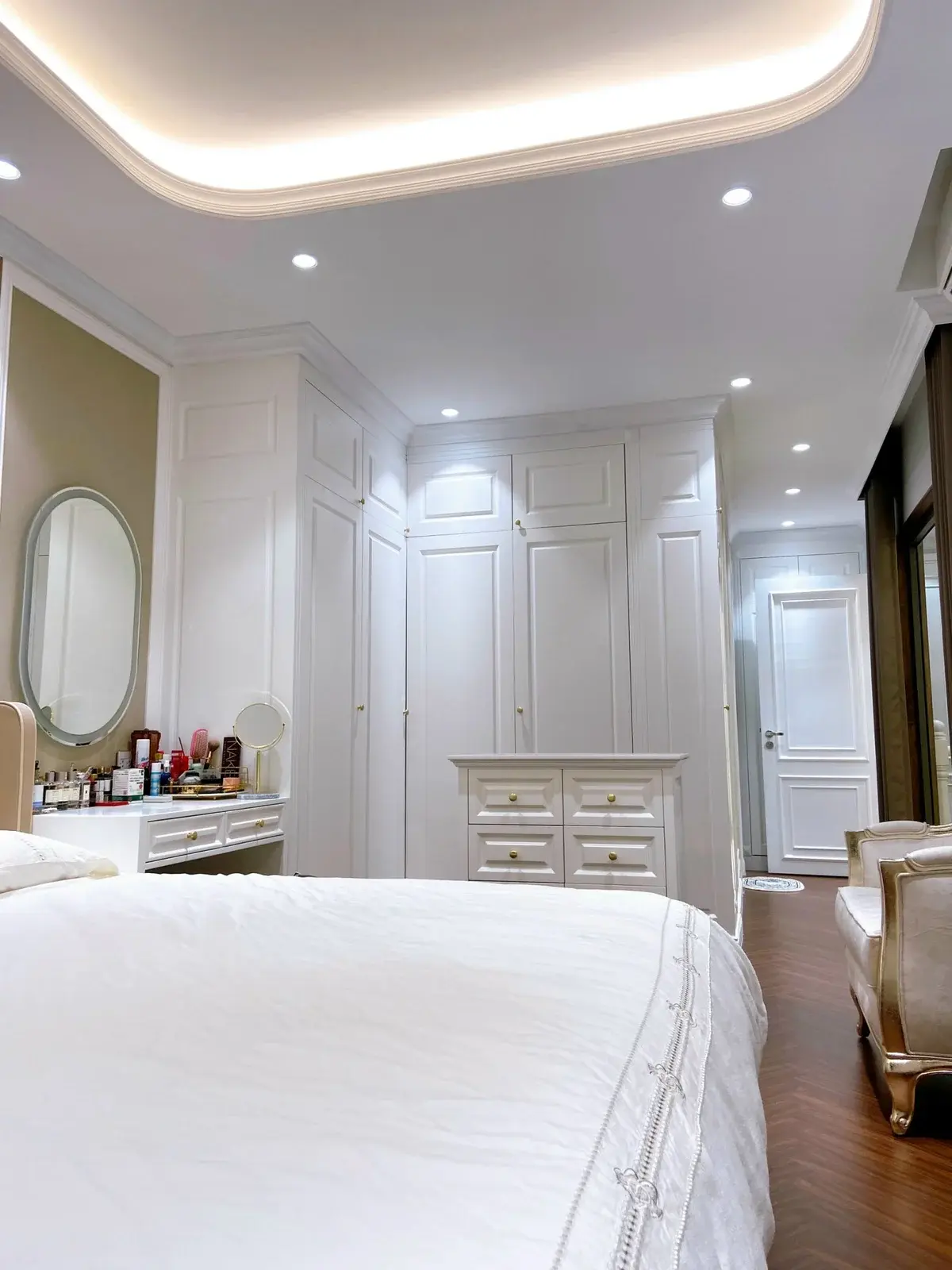 Bán nhà 2pn 103m2 thiết kế tone màu trắng sang trọng tại Feliz En Vista Quận 2