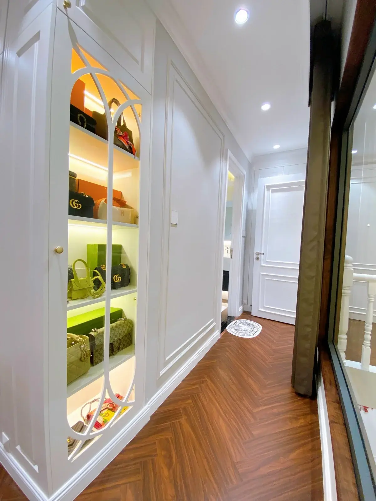 Bán nhà 2pn 103m2 thiết kế tone màu trắng sang trọng tại Feliz En Vista Quận 2