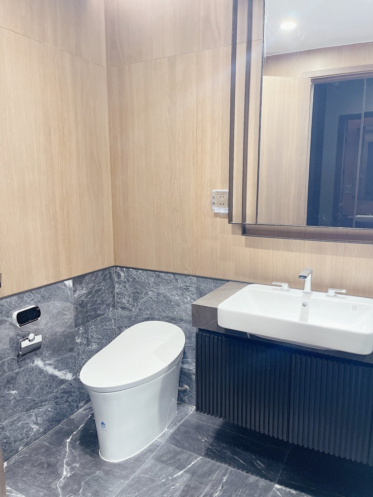 Bán 1Pn Lumiere Riverside nhà cơ bản giá 7,2 tỷ diện tích 72m2