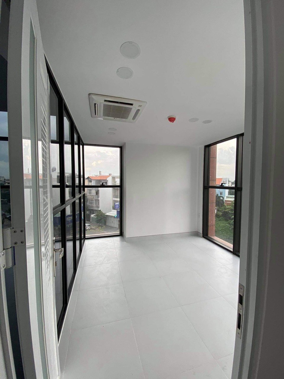 Officetel The Sun Avenue 12 triệu có ngăn phòng riêng căn góc rất đẹp