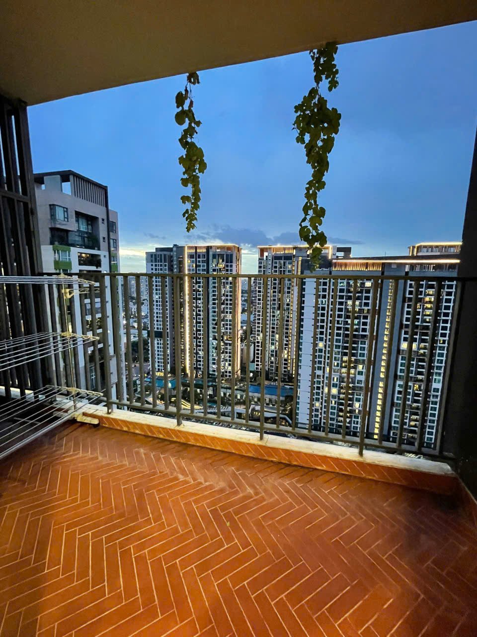 BÁN CĂN HỘ 2PN-82 M2 VISTA VERDE GIÁ 8.3 TỶ MR THUẬN
