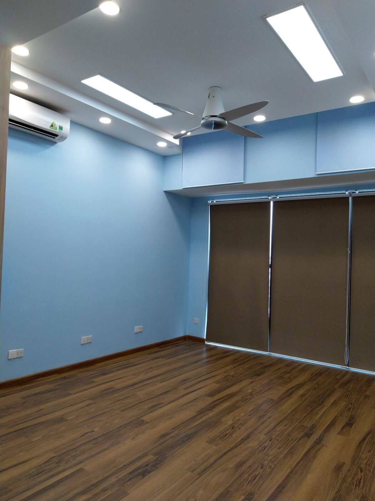 Cho Thuê Văn Phòng The Sun Avenue Nội Thất Cơ Bản Giá 13tr/tháng - 47m2 Sàn Lót Gỗ