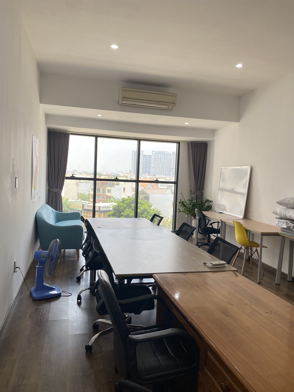 Cho Thuê Officete The Sun Avenue Có Sẵn Nội Thất Văn Phòng Giá 11 Triệu/ Tháng Bao Phí - 44m2