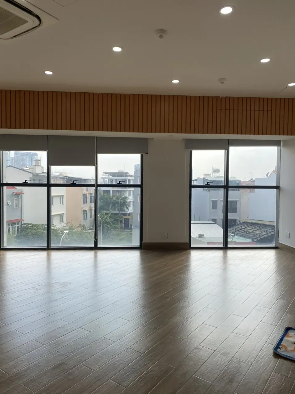 Cho Thuê Văn Phòng The Sun Avenue 14 Triệu/Tháng 51m2 Nội Thất Cơ Bản Có Bếp