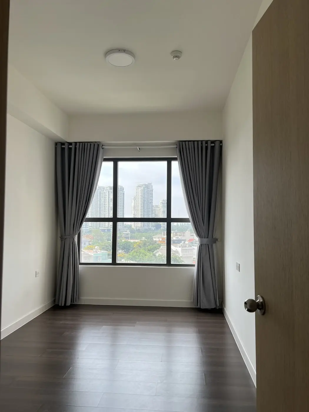 Căn Hộ The Sun Avenue Cho Thuê 2 Phòng Ngủ Nội Thất Cơ Bản Giá 14 Triệu - 75m2