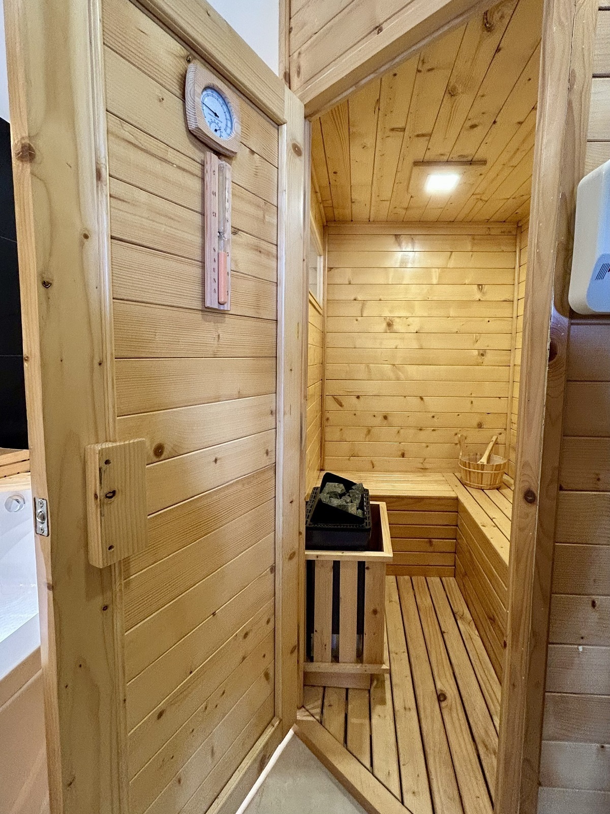 Bán Căn Hộ 1 Phòng Ngủ Quận 2 Đặc Biệt Có Phòng Xông Hơi