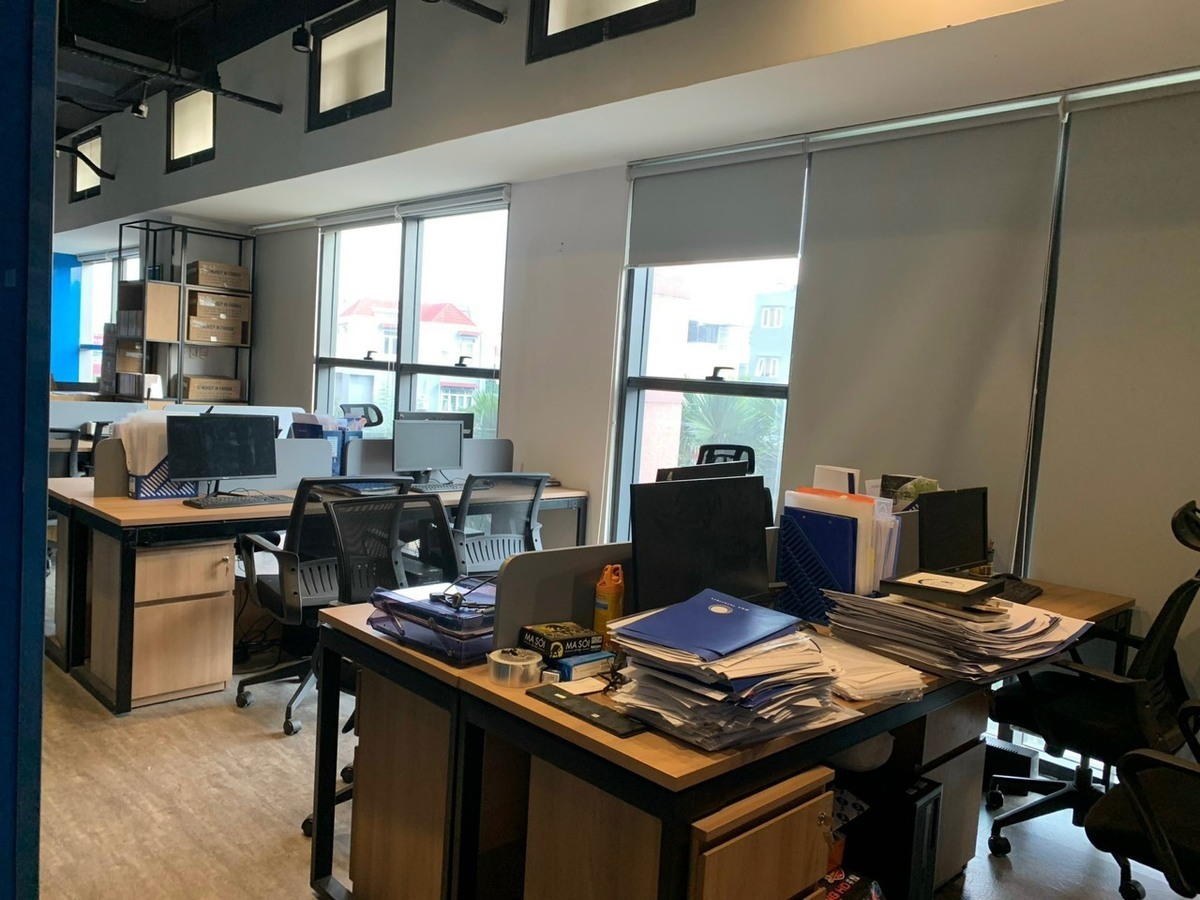 Văn Phòng Quận 2 Cho Thuê 75m2 Tại Dự Án The Sun Avenue Giá 23 tr/tháng Sẵn Bàn Ghế làm Việc Có Phòng Họp