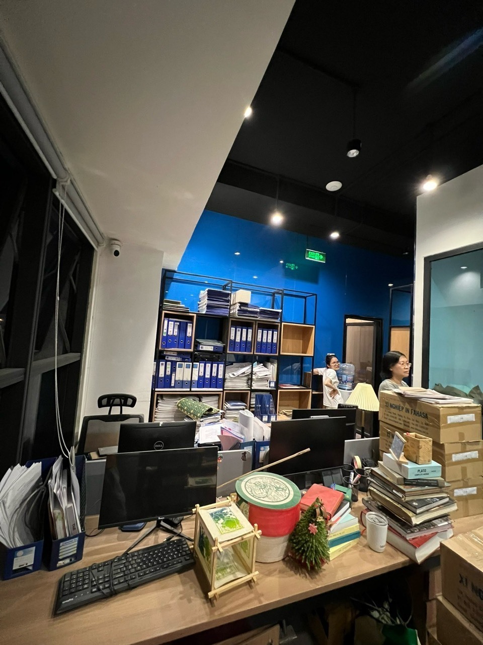 Văn Phòng Quận 2 Cho Thuê 75m2 Tại Dự Án The Sun Avenue Giá 23 tr/tháng Sẵn Bàn Ghế làm Việc Có Phòng Họp