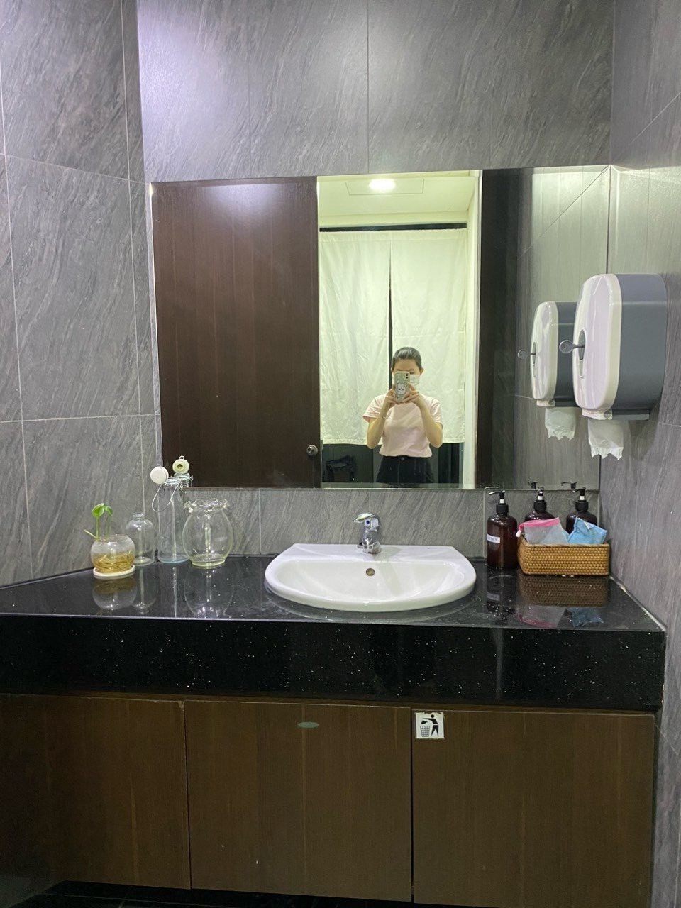 Văn Phòng Quận 2 Cho Thuê 75m2 Tại Dự Án The Sun Avenue Giá 23 tr/tháng Sẵn Bàn Ghế làm Việc Có Phòng Họp