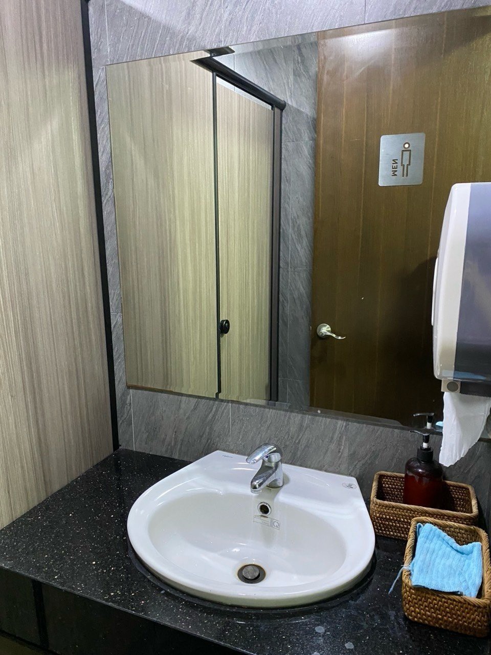 Văn Phòng Quận 2 Cho Thuê 75m2 Tại Dự Án The Sun Avenue Giá 23 tr/tháng Sẵn Bàn Ghế làm Việc Có Phòng Họp