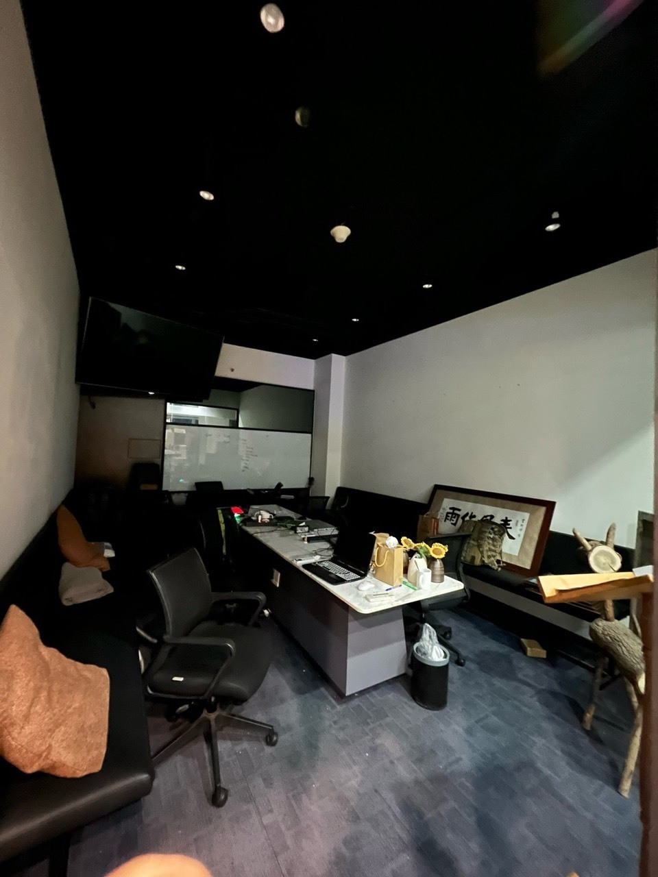 Văn Phòng Quận 2 Cho Thuê 75m2 Tại Dự Án The Sun Avenue Giá 23 tr/tháng Sẵn Bàn Ghế làm Việc Có Phòng Họp