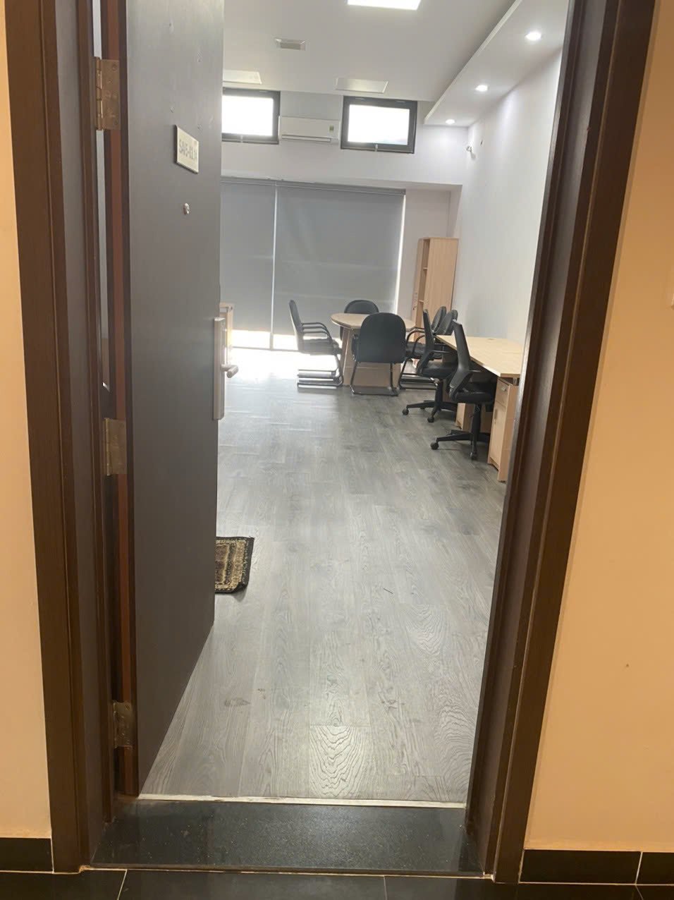 Cần Cho Thuê Văn Phòng Full Bàn Ghế Giá 12tr/tháng - 45m2