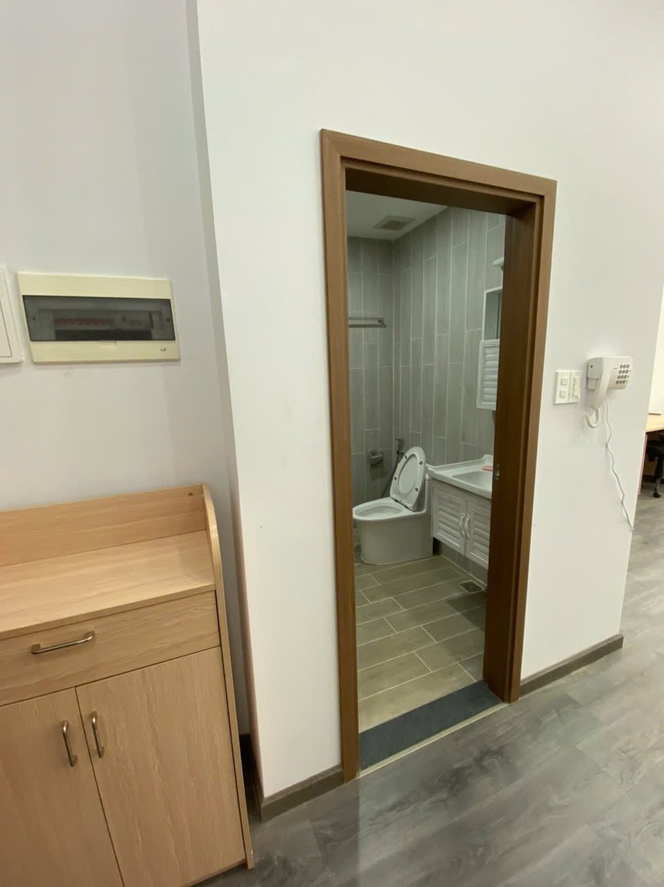 Cần Cho Thuê Văn Phòng Full Bàn Ghế Giá 12tr/tháng - 45m2