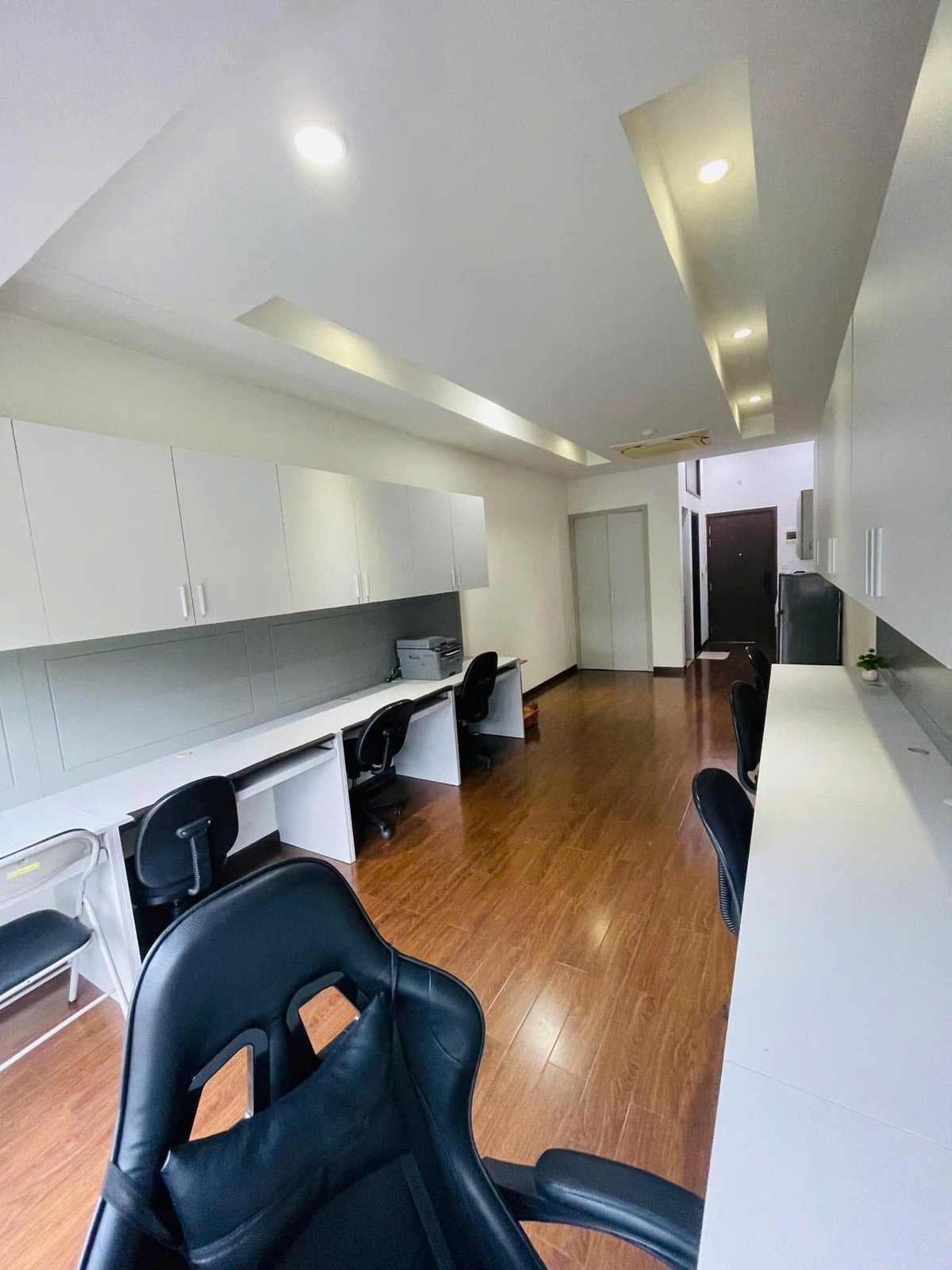 Cho Thuê Văn Phòng The Sun Avenue Có Sẵn Ít Nội Thất