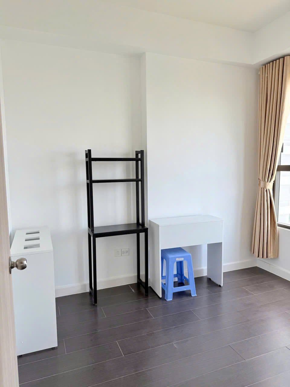 Cho Thuê Căn Hộ 2 Phòng Ngủ + 1 Phòng Làm Việc 80m2 The Sun Avenue