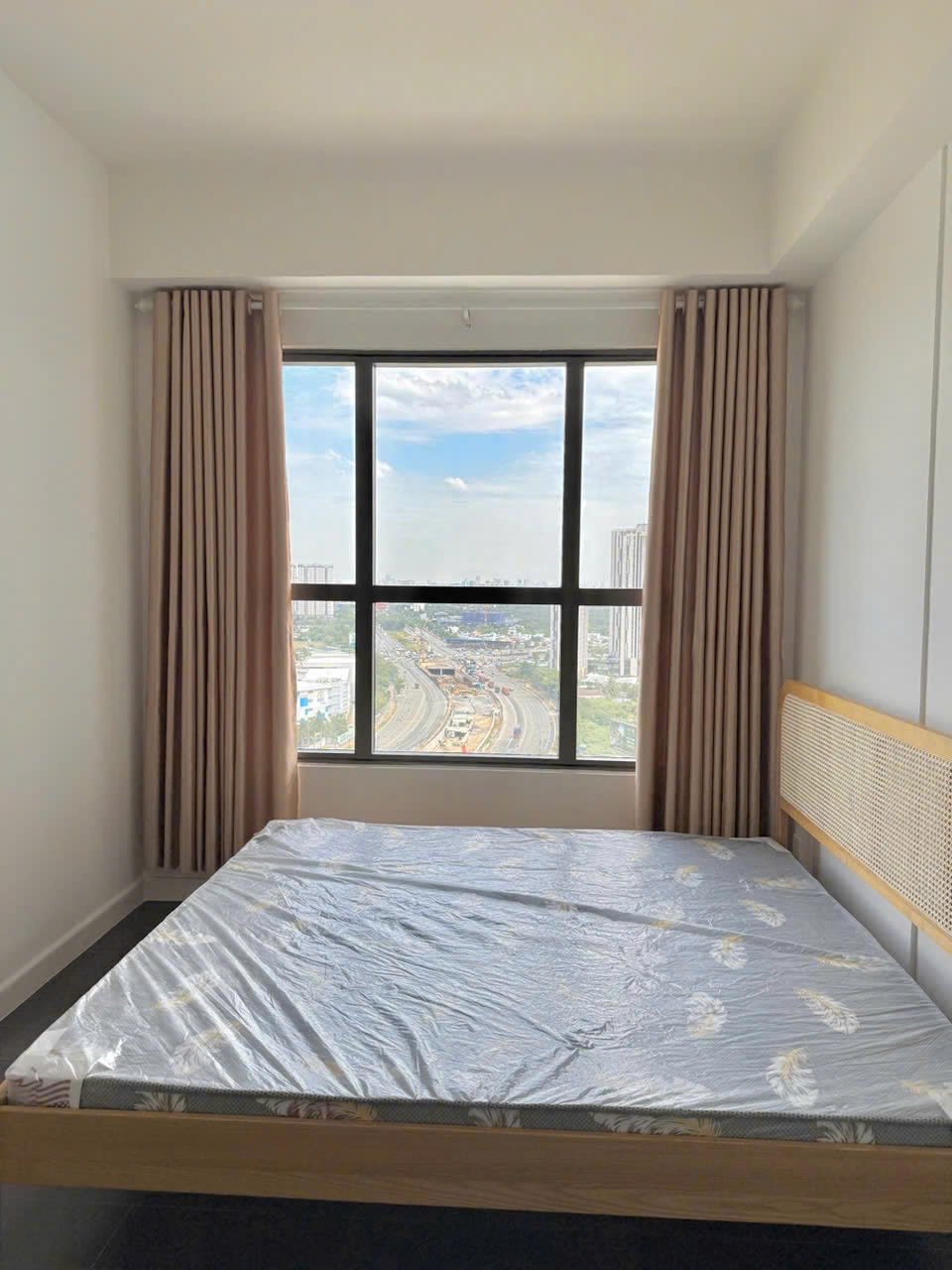 Cho Thuê Căn Hộ 2 Phòng Ngủ + 1 Phòng Làm Việc 80m2 The Sun Avenue