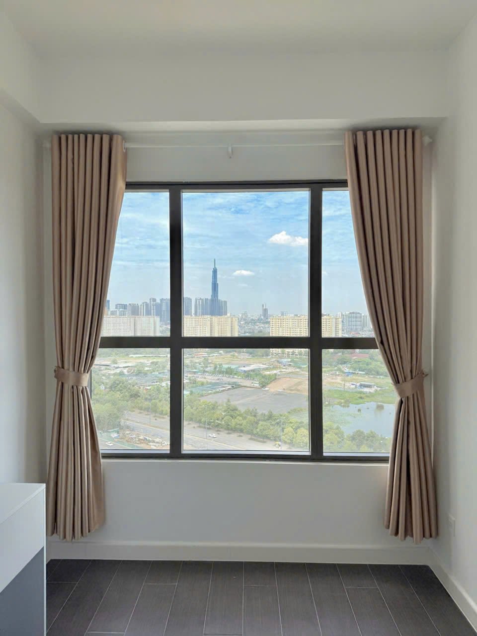 Cho Thuê Căn Hộ 2 Phòng Ngủ + 1 Phòng Làm Việc 80m2 The Sun Avenue