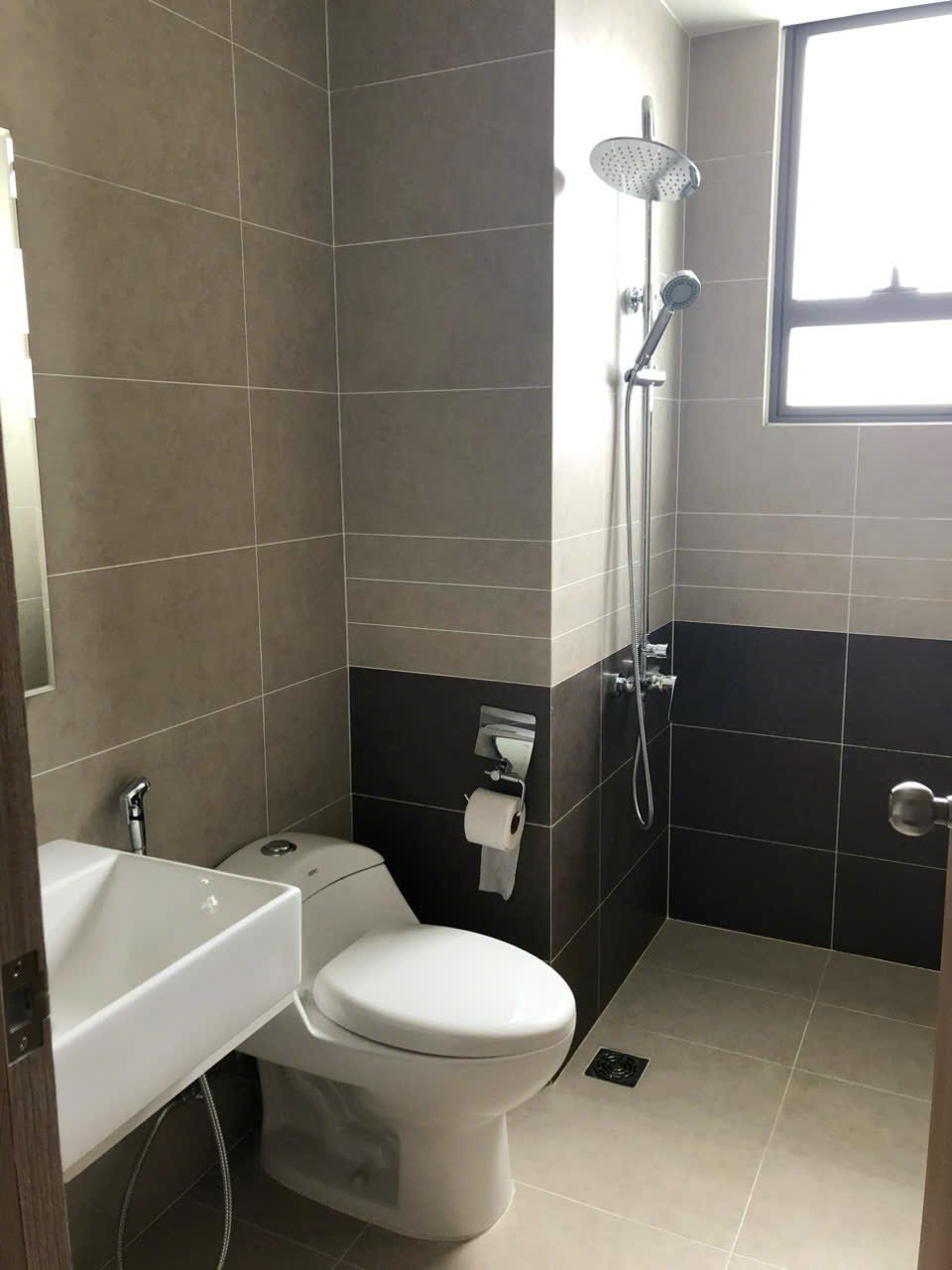 Cho Thuê Căn Hộ 3 Phòng Ngủ View Sông - The Sun Avenue - Nội Thất Cơ bản Giá 18tr/tháng