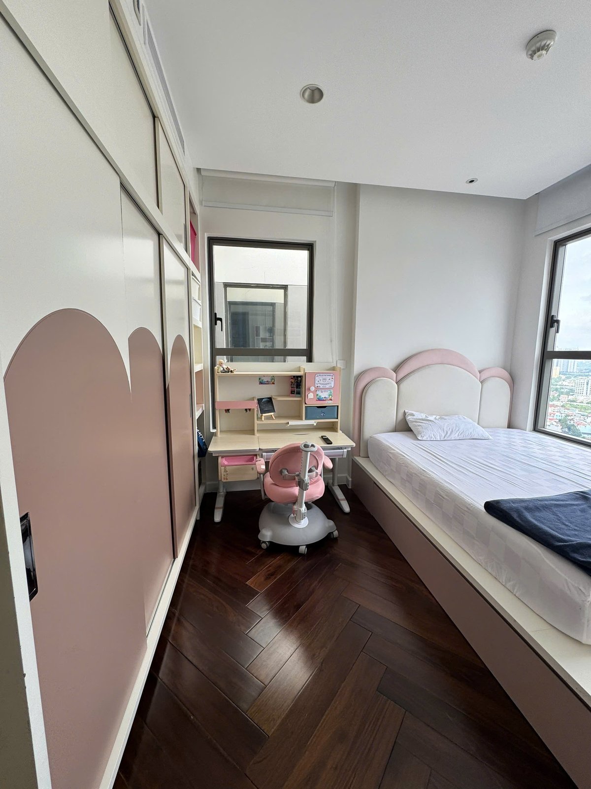 The Sun Avenue Bán Căn Hộ 2 Phòng Ngủ Diện Tích Lớn 96m2 View Sông Thoáng Mát Nội Thất Cao Cấp