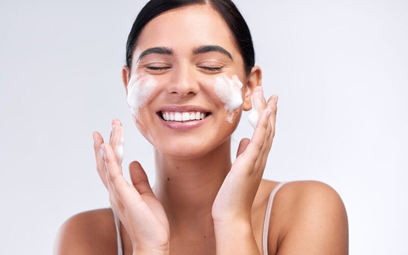 Quy trình chăm sóc da dầu siêu đơn giản dành cho nam & nữ