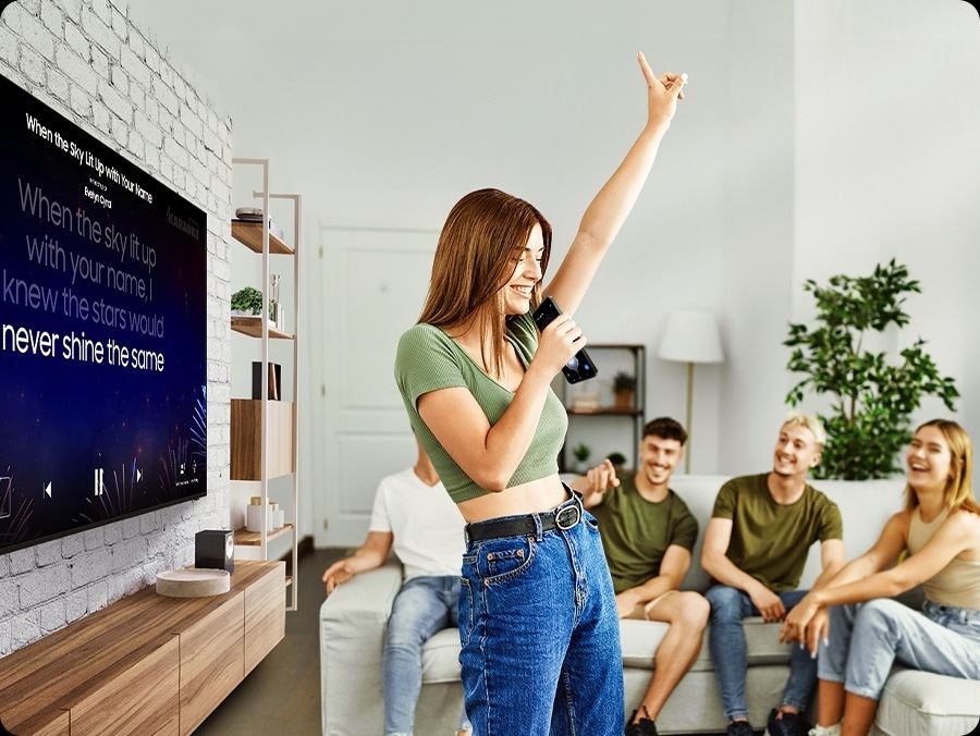 âm thanh object tracking sound lite trên samsung ua75m77ha sống động khi giải trí cùng gia đình