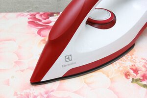 Bàn ủi khô Electrolux EDI1004