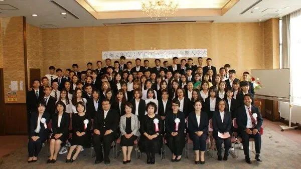 doi-ngu-giang-vien-tre-trung-nang-dong-va-day-dan-chuyen-mon-tai-jvc-academy