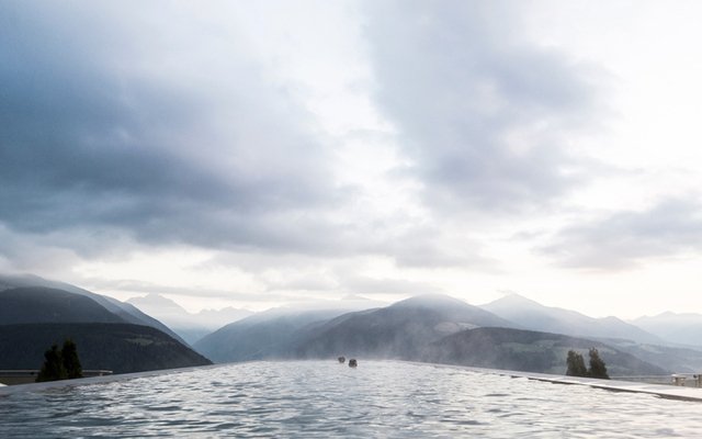 Hồ bơi tại khách sạn Hubertus kiệt tác của người Ý