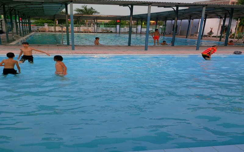 hồ bơi kinh doanh