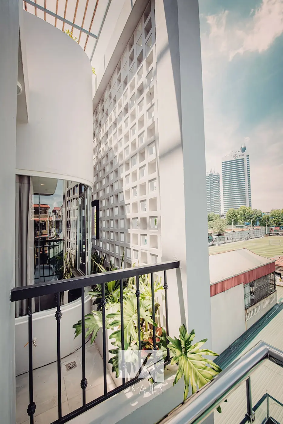 ngôi nhà mang phong cách indochine đương đại của một 'nhà thư pháp' ở hà nội