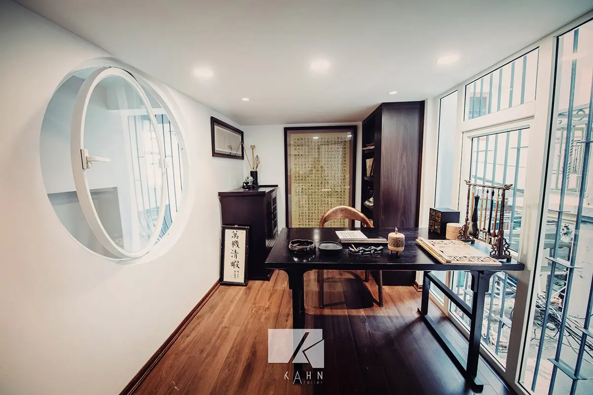 ngôi nhà mang phong cách indochine đương đại của một 'nhà thư pháp' ở hà nội