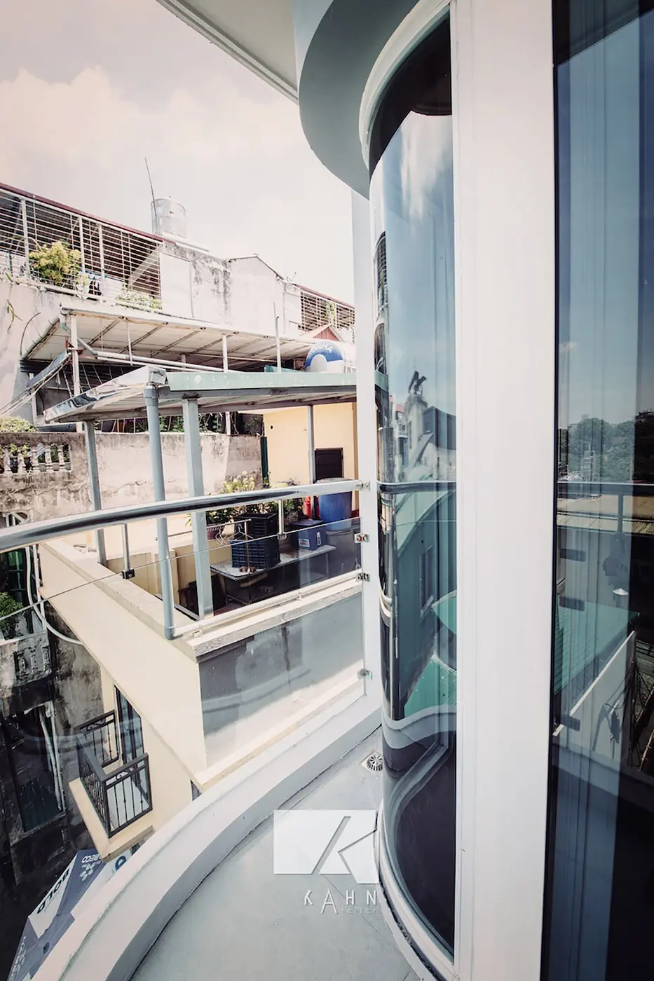 ngôi nhà mang phong cách indochine đương đại của một 'nhà thư pháp' ở hà nội