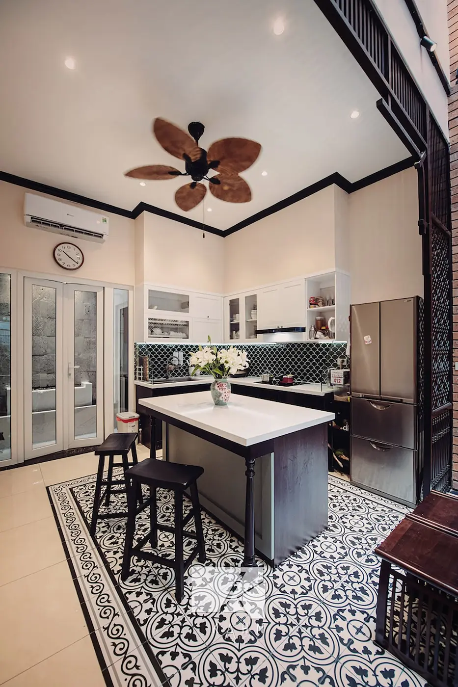 ngôi nhà mang phong cách indochine đương đại của một 'nhà thư pháp' ở hà nội