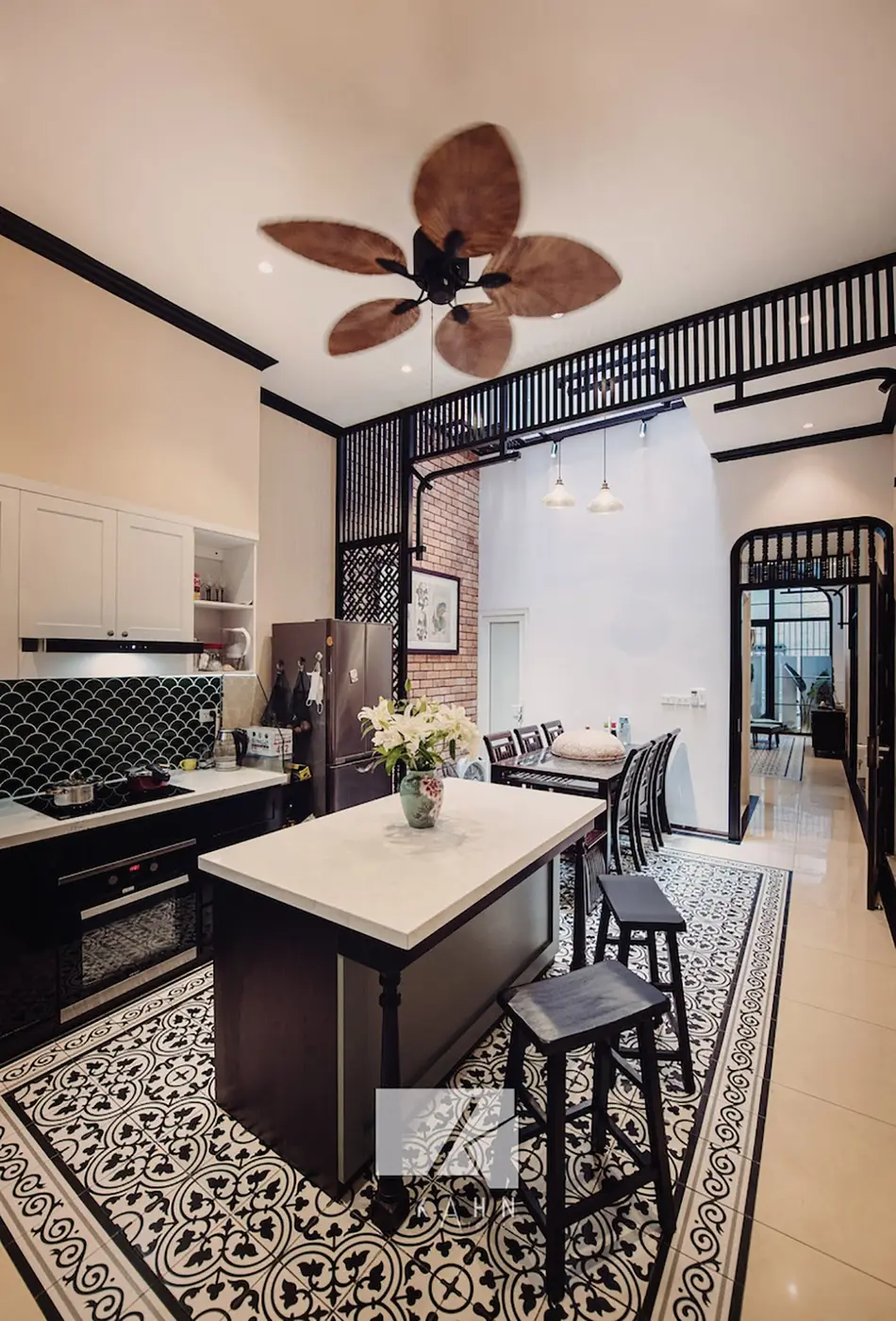 ngôi nhà mang phong cách indochine đương đại của một 'nhà thư pháp' ở hà nội