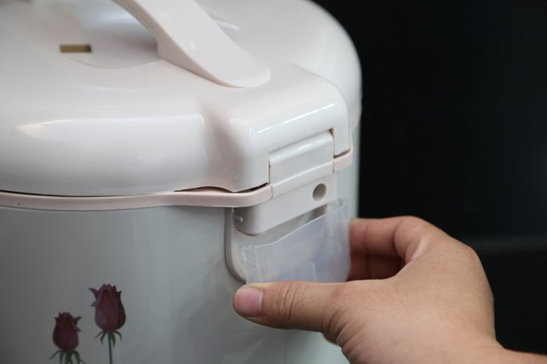 nồi cơm nắp gài happycook 2 lít hc-200