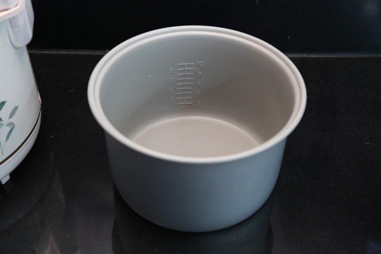 nồi cơm nắp gài happycook 2 lít hc-200