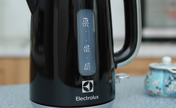ấm đun nước electrolux 1.7 lít eek3505