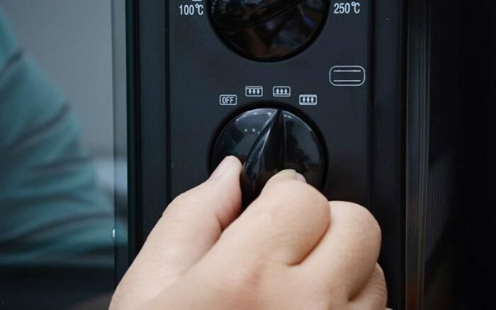 so sánh tính năng nướng của lò nướng và lò vi sóng