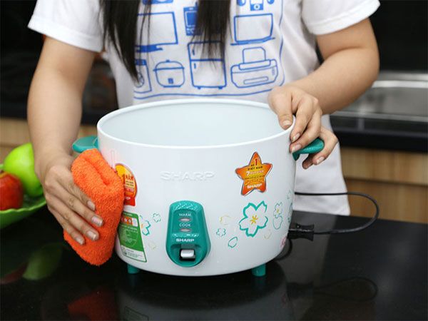 cách vệ sinh nồi cơm điện nắp rời
