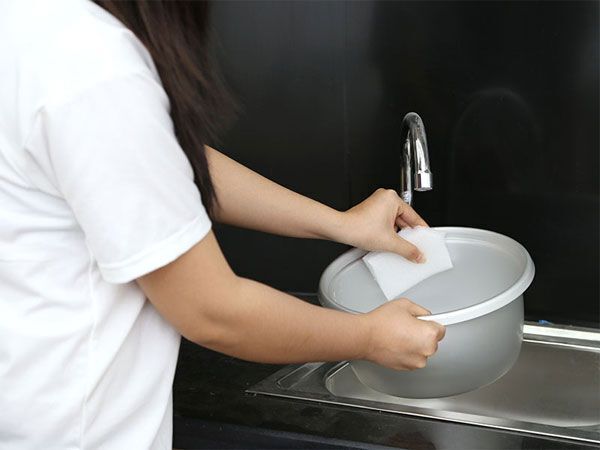 cách vệ sinh nồi cơm điện nắp rời