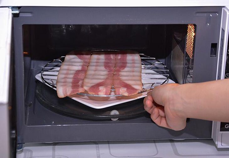 cách sử dụng chức năng nướng của lò vi sóng để nướng thức ăn