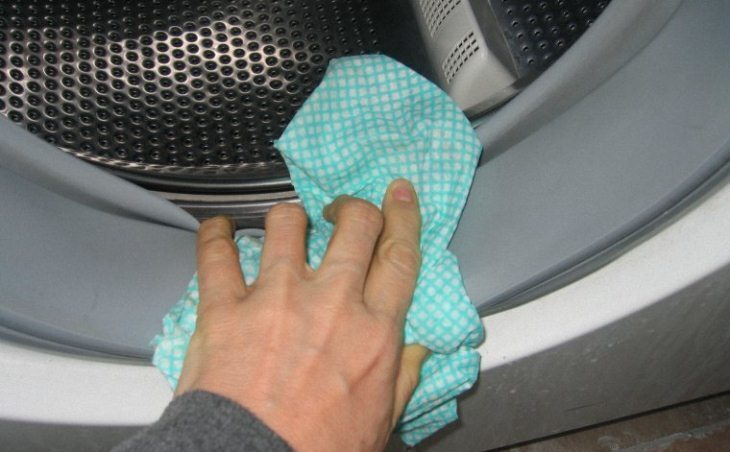 khi máy giặt có mùi hôi bên trong