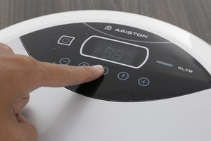 Máy nước nóng Ariston RT45E-VN - 4.5 kW