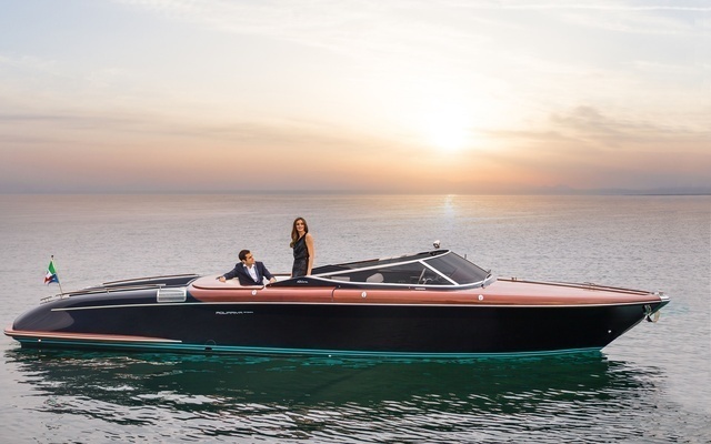 Du thuyền hạng sang Riva Aquariva Super cập bến Aqua City