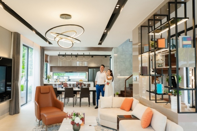 bình minh, anh thơ trốn con hẹn hò tại aqua city