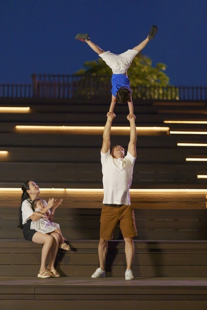 quốc cơ diễn xiếc cùng hai con ở quảng trường aqua marina