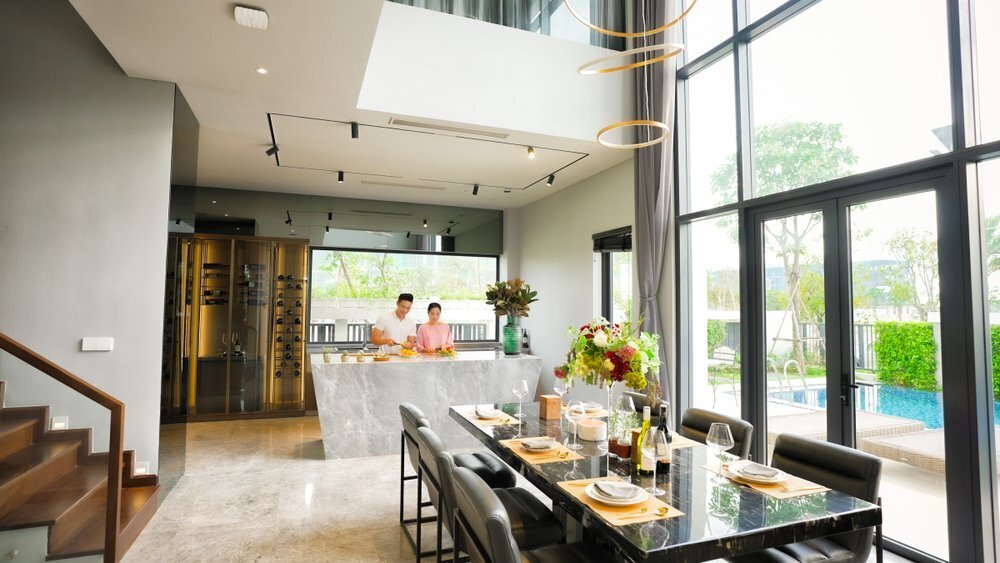 quốc cơ diễn xiếc cùng hai con ở quảng trường aqua marina